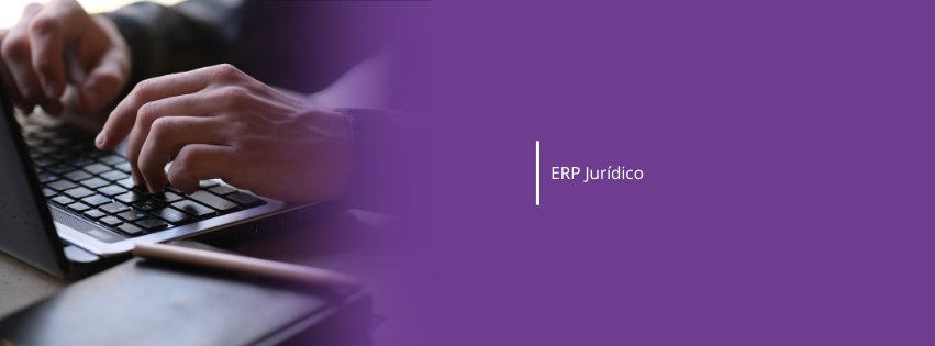 Imagem de uma mão digitando no notebook, remetendo à utilização de um ERP jurídico